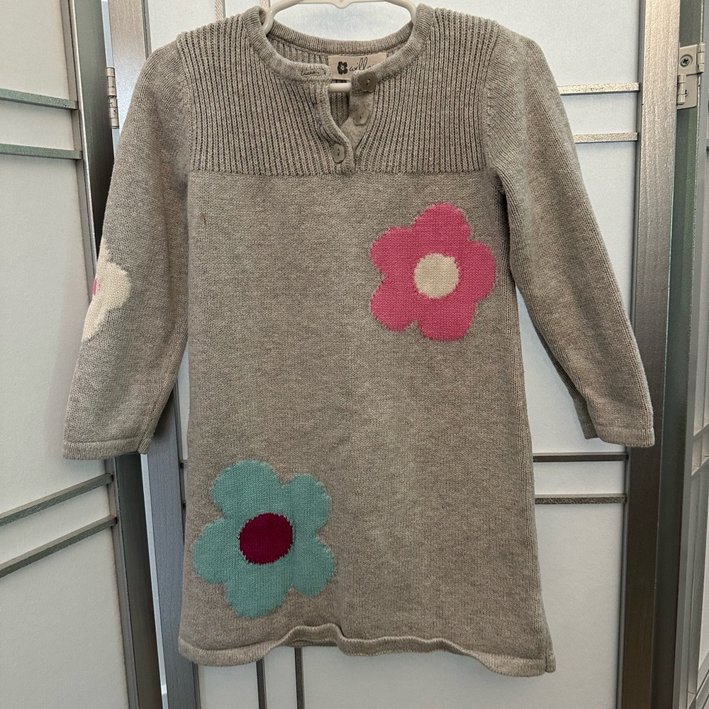 Great condition!  Girls size 3T dress.  Stylish and cute! Light grey.